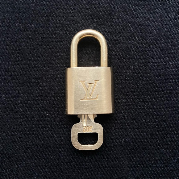 #302 LV Gold Toned Lock & Key - Picture 1 of 7